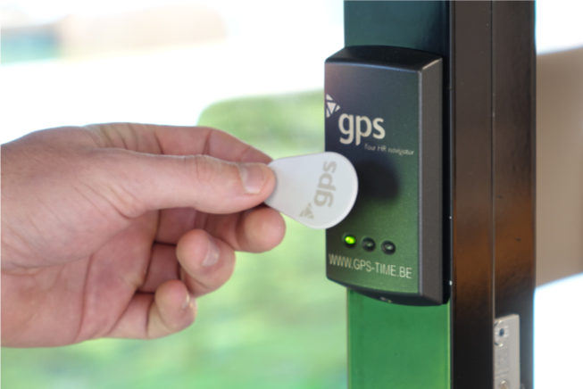 Persoon gebruikt badge voor toegangscontrole