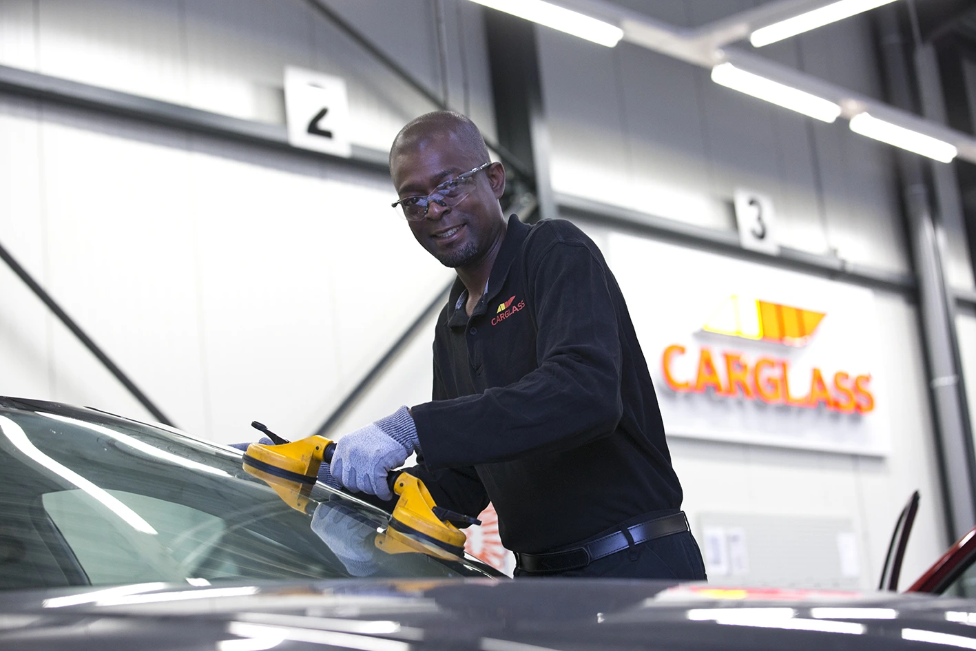 Medewerker van Carglass aan het werk in professionele werkomgeving.